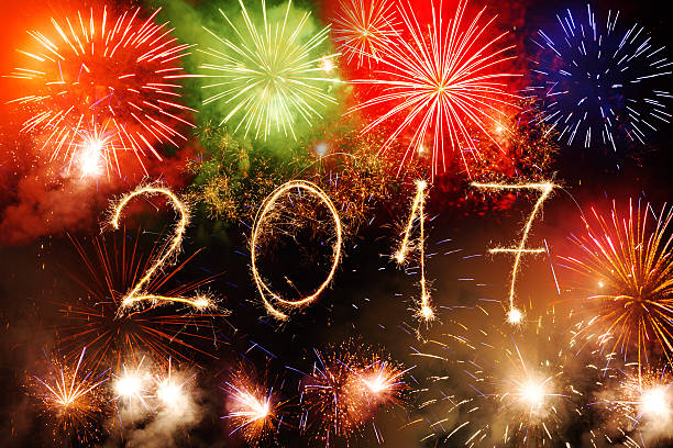 szczęśliwego nowego roku 2017 napisane z sparkle fajerwerków jako tło - firework display new years eve new year party zdjęcia i obrazy z banku zdjęć