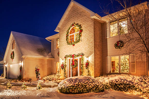 クリスマス照明、ふわふわの雪で夜に家を飾った休日 - れんが造りの家 写真 ストックフォトと画像