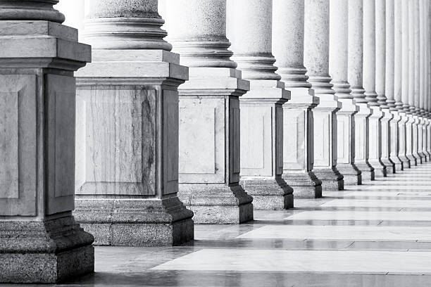 fila in bianco e nero di colonne classiche con spazio di copia, - stability law column business foto e immagini stock