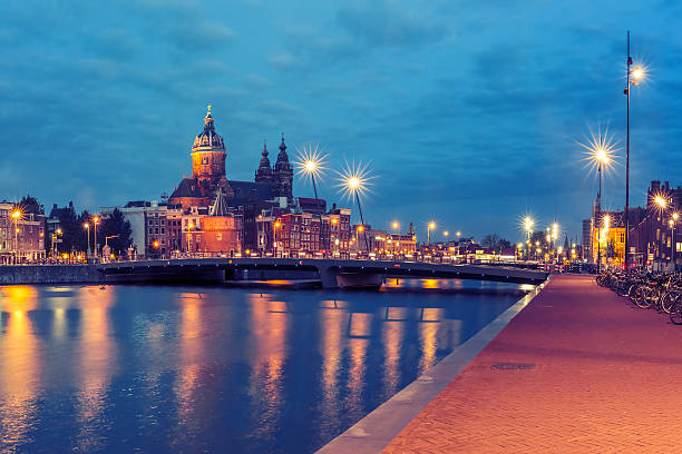 istock Night Amsterdam canal and Basilica Saint Nicholas 629657250