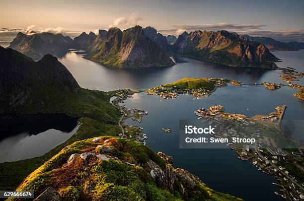 Foto de Visão De Reinefjorden e mais fotos de stock de Lofoten - Lofoten, Aldeia, Escandinávia