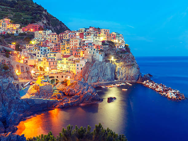 ナイト manarola 、チンクエテッレ、リグーリア（イタリア） - cinqueterre ストックフォトと画像