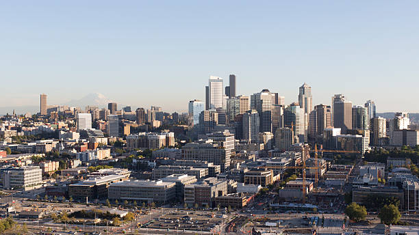 panorama skyline do distrito financeiro do centro de seattle - keyarena - fotografias e filmes do acervo