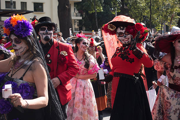 les gens ont peint des visages de crâne marchant jour de la parade des morts - ethnic editorial make up colors photos et images de collection