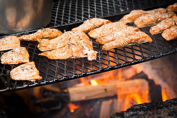 asar salmón fresco a la parrilla - baked salmon fotografías e imágenes de stock