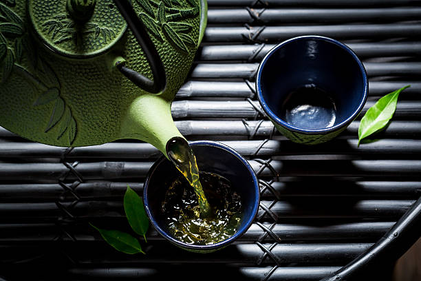 delicioso chá verde em restaurante asiático na mesa preta - drinking tea cup drink - fotografias e filmes do acervo