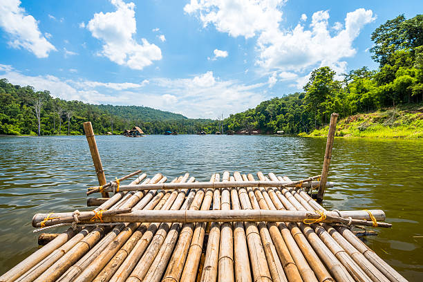 raft de bambu em direção à lake - wooden raft - fotografias e filmes do acervo