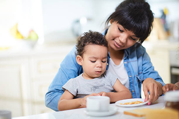 des en-cas - baby eating child mother photos et images de collection