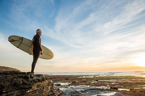 surfista senior in pensione - surfing california surf beach foto e immagini stock