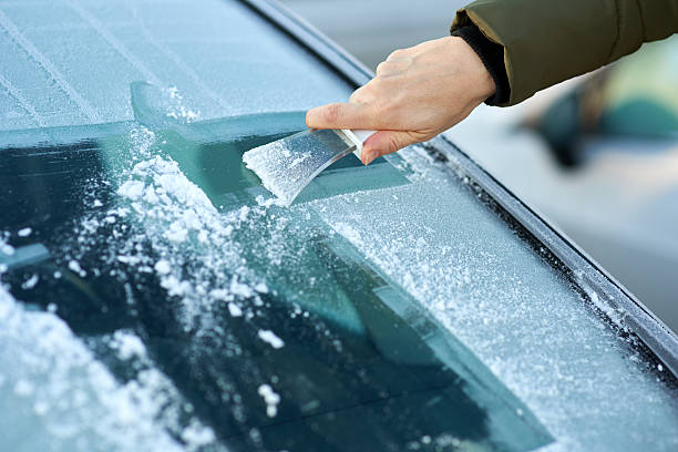 schrott eis von der windschutzscheibe - frozen windshield cold car stock-fotos und bilder