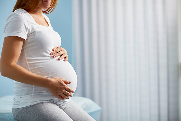 ожидает baby - беременная стоковые фото и изображения