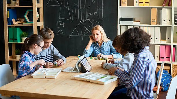 istock Mature teacher giving robotics lesson 629727166