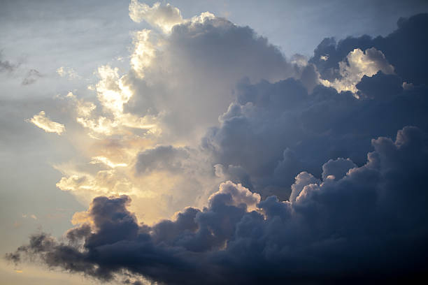 ciel coucher de soleil  - storm cloud dramatic sky cloud cumulonimbus photos et images de collection