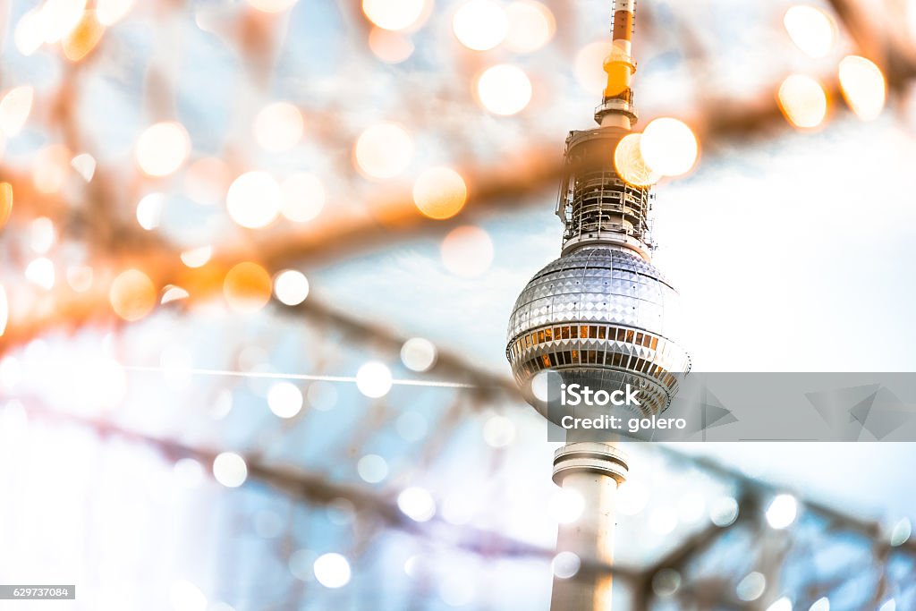 Berlin Tv-tower atrás de luzes de Natal brilhantes douradas - Foto de stock de Berlim royalty-free