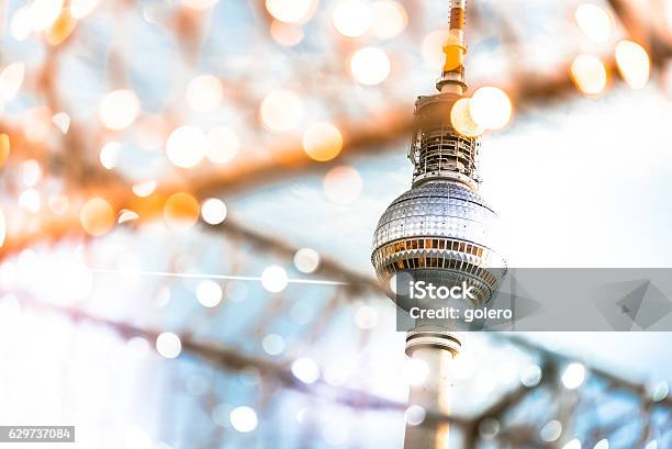 Foto de Berlin Tvtower Atrás De Luzes De Natal Brilhantes Douradas e mais fotos de stock de Berlim