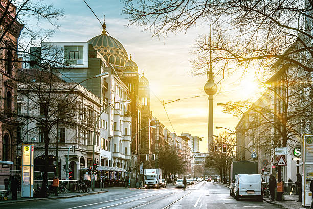 テレビ塔とシナゴーグとベルリン・オラニエンブルガー通りの日の出 - central berlin ストックフォトと画像