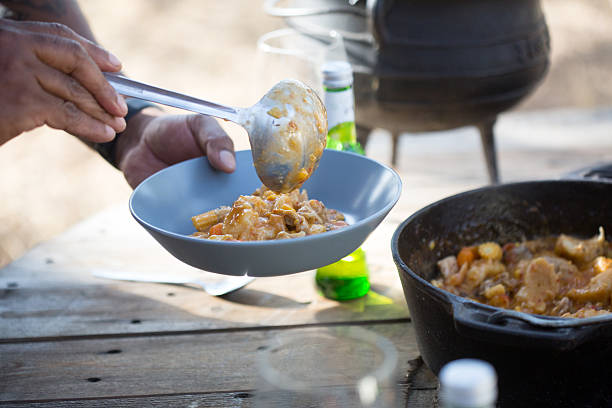 dishing w górę potjiekos - dishing out zdjęcia i obrazy z banku zdjęć