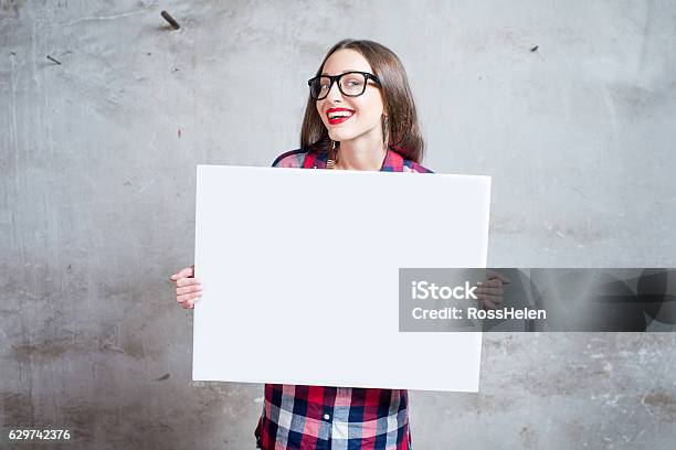 Frau Mit Whiteboard Stockfoto und mehr Bilder von Halten - Halten, Frauen, Transparent