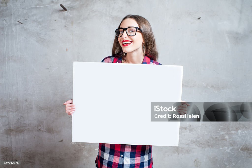 Mujer con pizarra blanca - Foto de stock de Agarrar libre de derechos