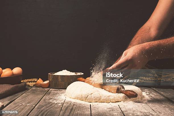 Mann Die Zubereitung Von Brot Teig Stockfoto und mehr Bilder von Teig - Teig, Bäckerei, Nudeln