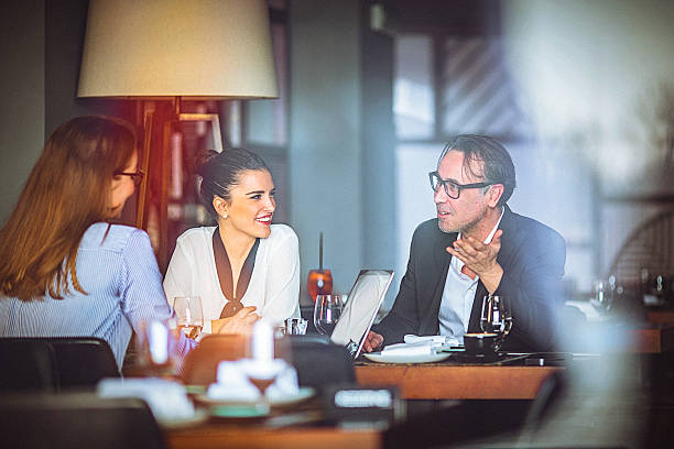 grupo de amigos curte conversar durante hora de almoço em restaurante - business meeting business lunch business person - fotografias e filmes do acervo