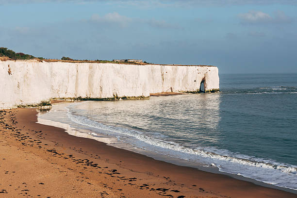 Kingsgate Bay beach near Broadstairs, Thanet, Kent, England Kingsgate Bay beach near Broadstairs, Thanet, Kent, England, Thanet, Kent, South-east England. It's a sunny day, there are white chalk cliffs and the sea is calm. ramsgate stock pictures, royalty-free photos & images