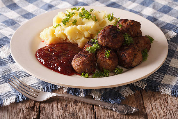 스웨덴 요리: 미트볼, 링곤베리 소스, 감자 클로즈업 - gravy mashed potato prepared potato mashed 뉴스 사진 이미지