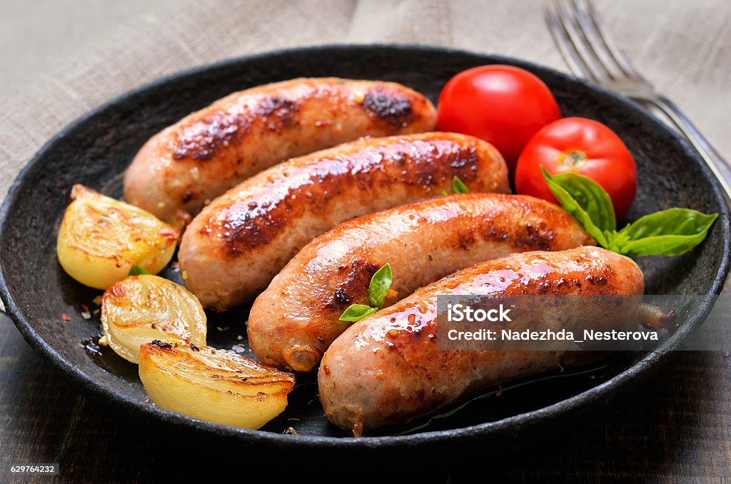 Gegrillte Würstchen und Gemüse  - Lizenzfrei Wurst Stock-Foto