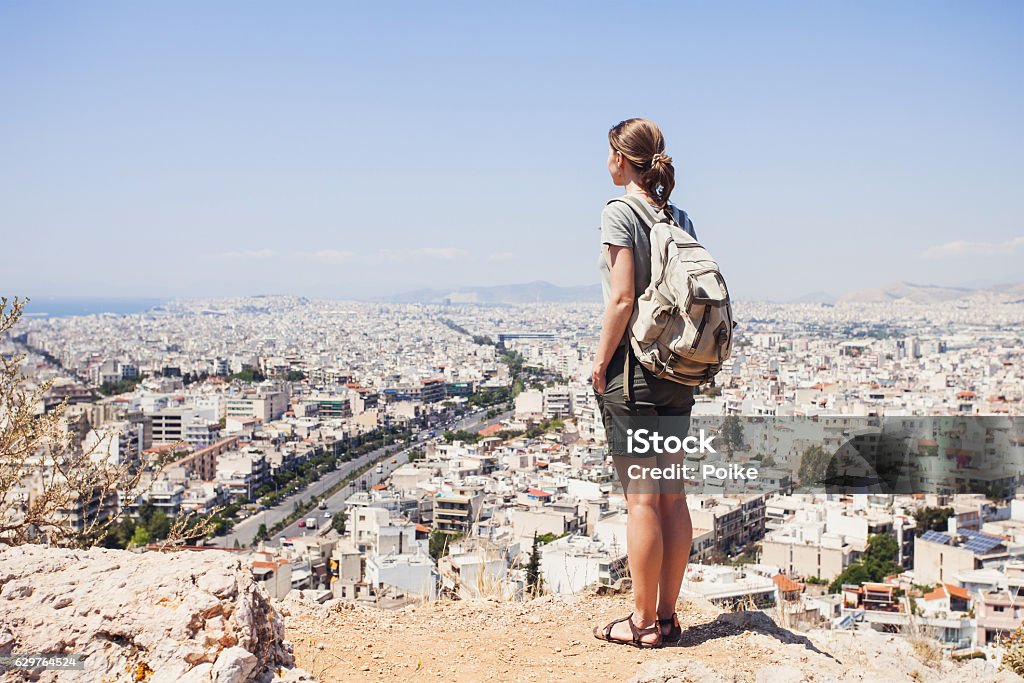 Mujer joven mirando en un viajero a la ciudad - Foto de stock de Ciudad libre de derechos