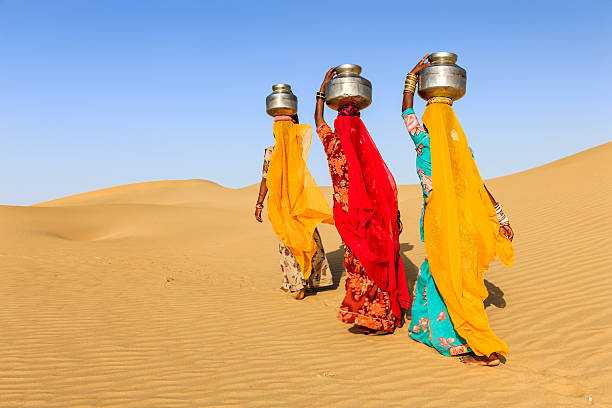indian femme transportant sur la surface de l'eau et de la région - thar desert photos et images de collection
