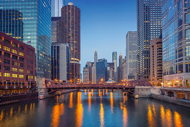 シカゴのダウンタウンへ向かいます。 - chicago skyline illinois downtown district ストックフォトと画像