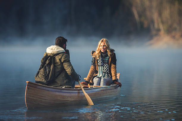 godersi il tempo sul lago - canoeing people traveling camping couple foto e immagini stock