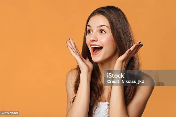 Sorprendida Mujer Hermosa Feliz Mirando Hacia Los Lados En La Emoción Aislado Foto de stock y más banco de imágenes de Sorpresa