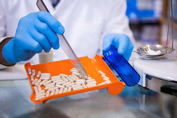 pharmacist putting pills in container - note pad medicine healthcare and medicine pharmacy imagens e fotografias de stock