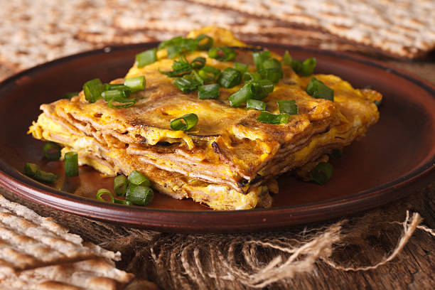 мацо жареный с яйцами и зеленым луком - маца-брей - matzo passover cracker unleavened bread стоковые фото и изображения