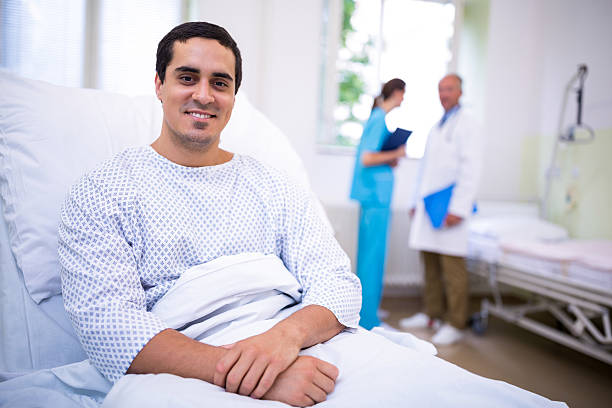 retrato de paciente sonriente - examination gown fotografías e imágenes de stock