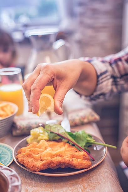 jedzenie sznycel wiener z ziemniakami i zielonej sałatki - wiener schnitzel zdjęcia i obrazy z banku zdjęć