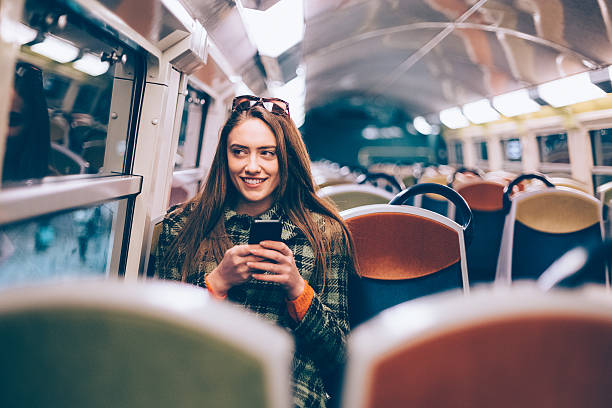 femme se rendant au travail - paris metro train photos et images de collection
