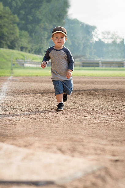 corrida até à base - base runner imagens e fotografias de stock