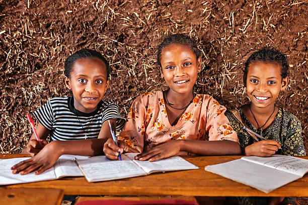 niñas africanas son el aprendizaje de idiomas amhárico - education blackboard africa youth culture fotografías e imágenes de stock