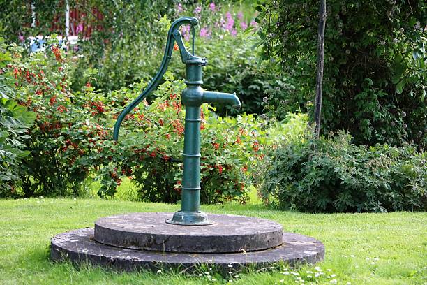 hand-operated water pump in sweden, scandinavia - putten stockfoto's en -beelden