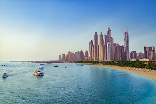 Playa y horizonte de Dubai Marina photo