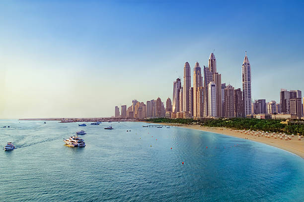 두바이 마리나 의 해변과 스카이 라인 - dubai skyscraper architecture united arab emirates 뉴스 사진 이미지