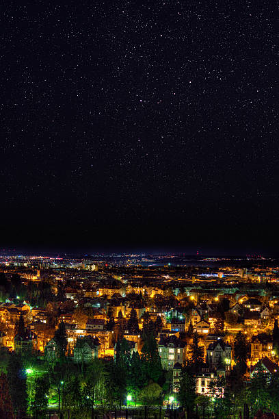 город ночью под небом, полный звезд, висбаден, германия - neroberg стоковые фото и изображения