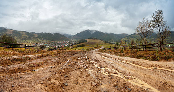terreno fangoso dopo pioggia in montagna. strada sterrata rurale estrema - mud terrain foto e immagini stock