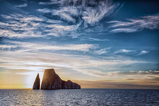 キッカーロックの夕日, ガラパゴス諸島 - galapagos islands ストックフォトと画像