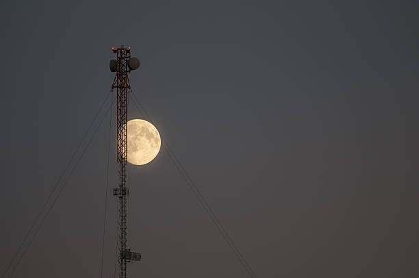 lune et tour de communication - full moon audio photos et images de collection