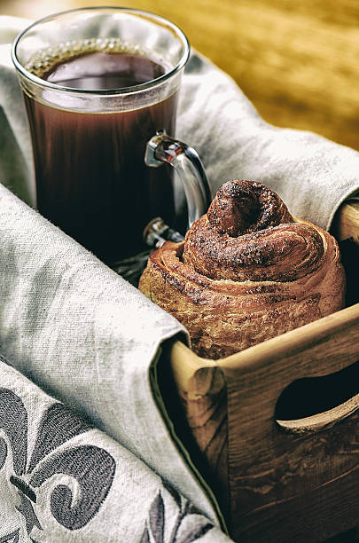 кофейная булочка с корицей - coffee break coffee black danish pastry стоковые фото и изображения