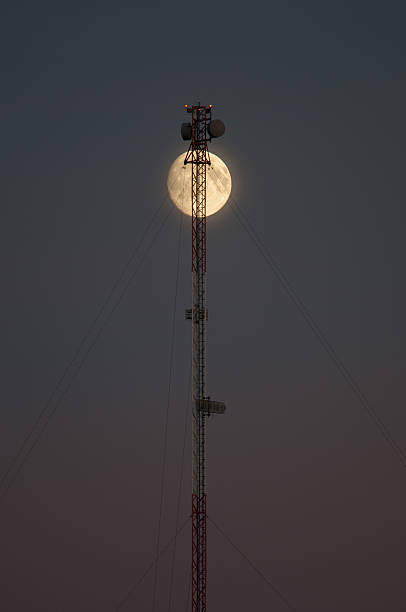 lune et tour de communication - full moon audio photos et images de collection