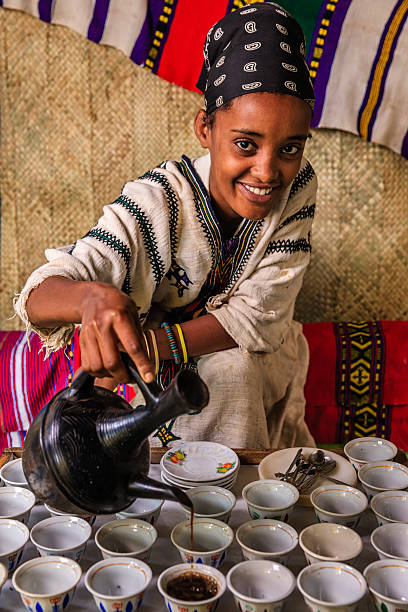 コーヒーを準備している若いアフリカの女の子, エチオピア.東アフリカ - ethiopian coffee ストックフォトと画像